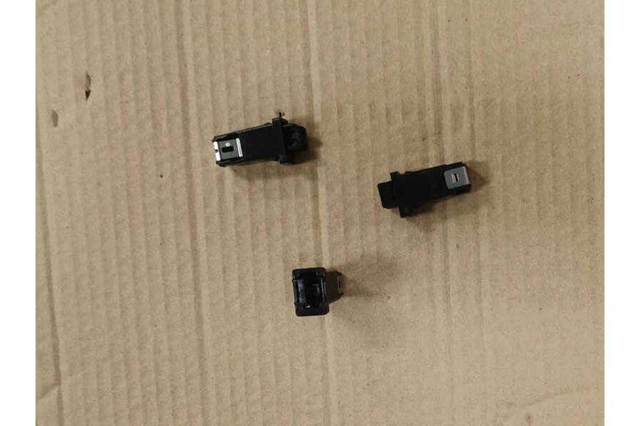 SYM 300 ADX GRNJ ON IC TARAF KUTUSU KAPAGI TUTUCU SYM 300 ADX GRNJ ON IC TARAF KUTUSU KAPAGI TUTUCU