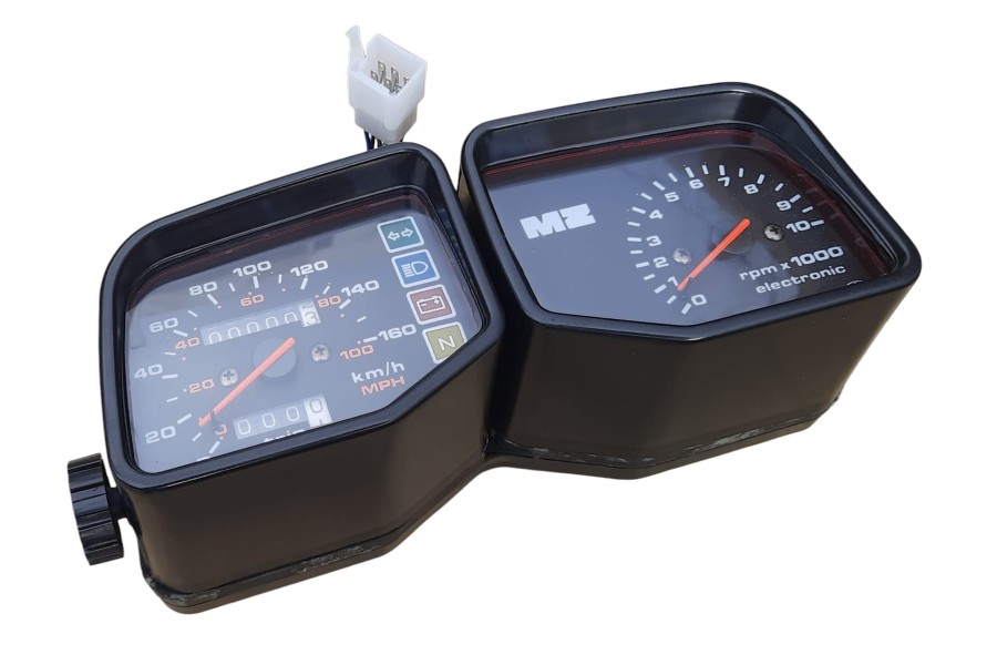 MZ251 KM SAATİ KARE TW